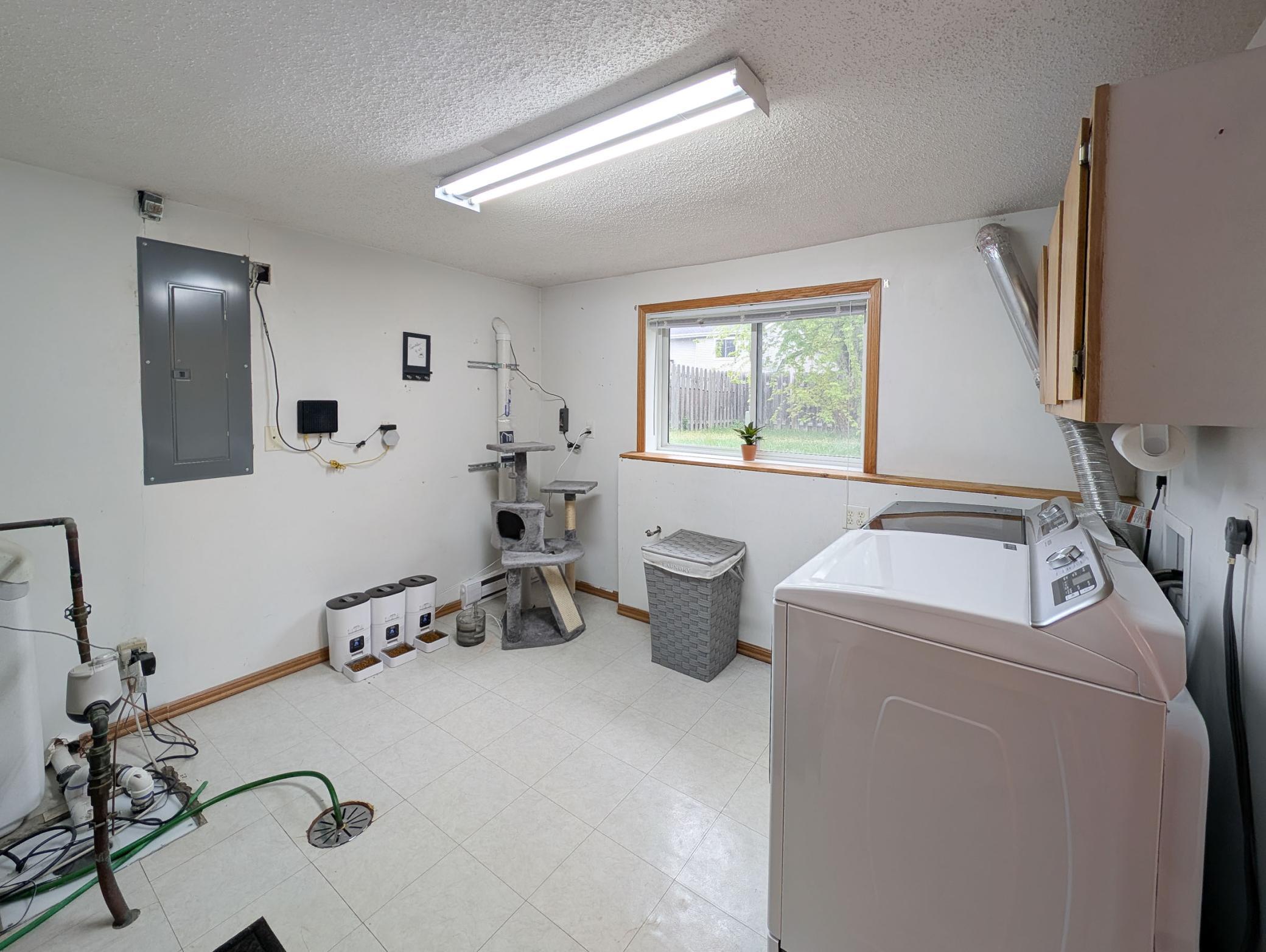 L2P054-1918 5th Ave E West Fargo.jpg