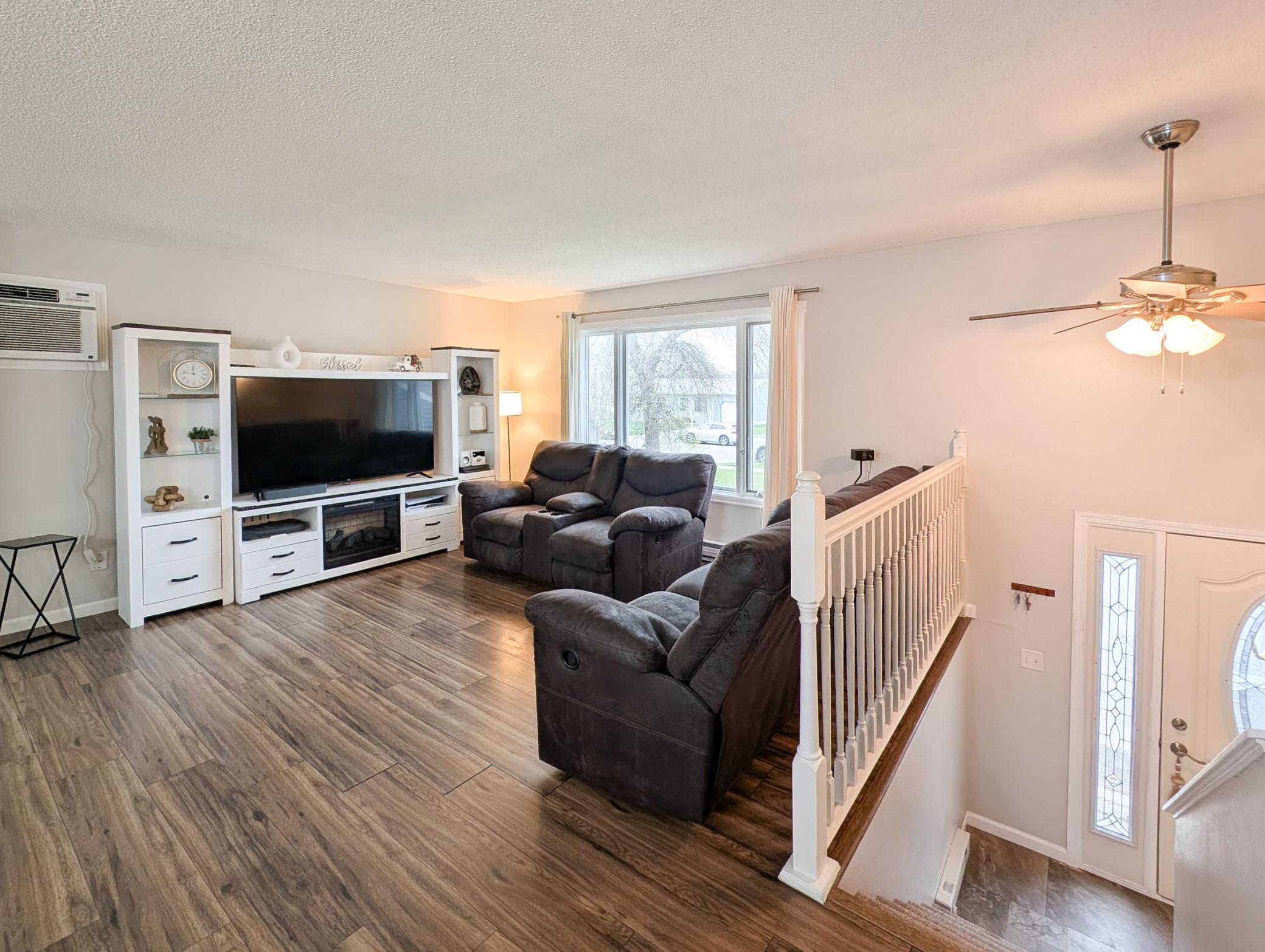L2P022-1918 5th Ave E West Fargo.jpg