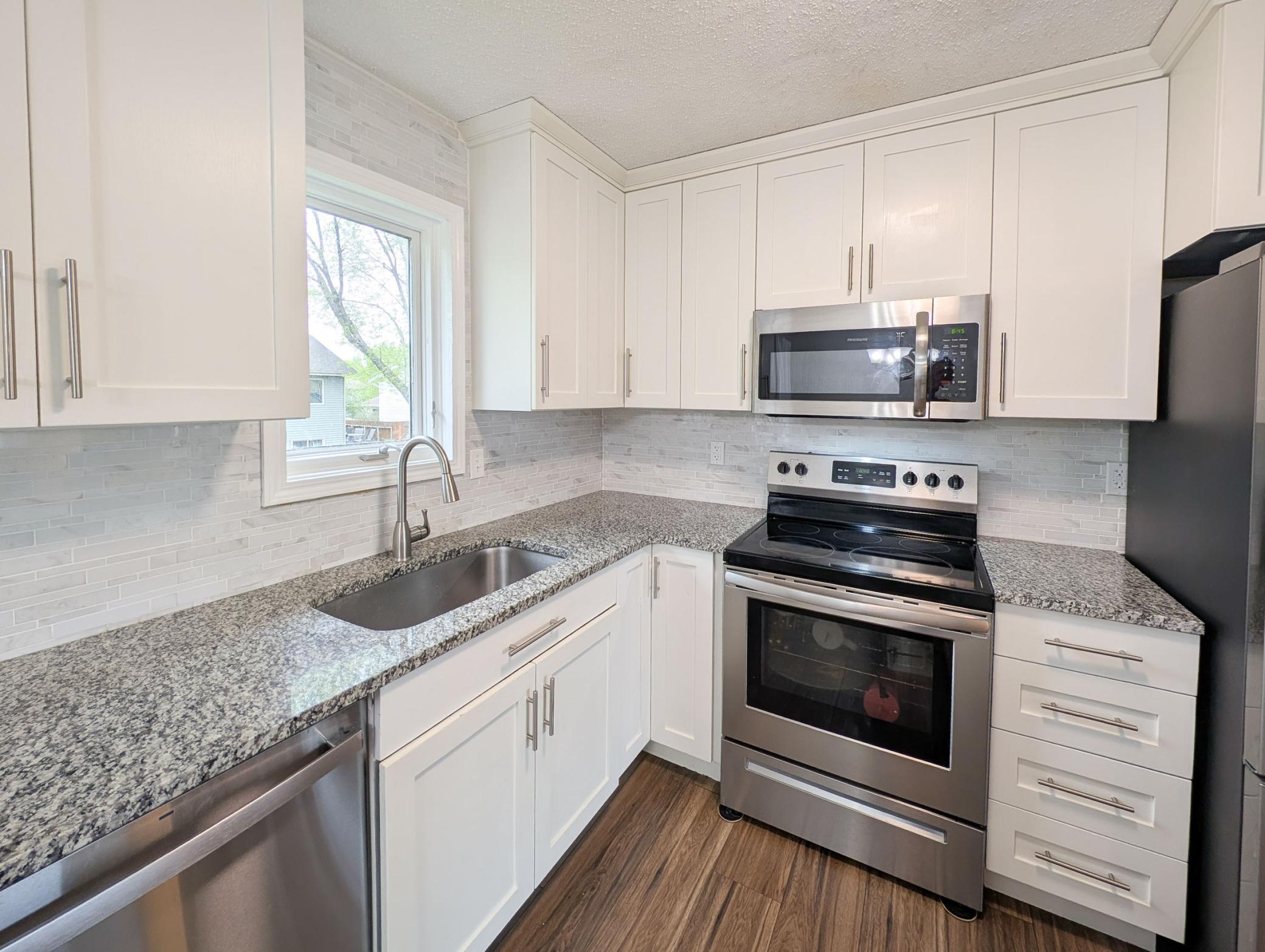 L2P028-1918 5th Ave E West Fargo.jpg