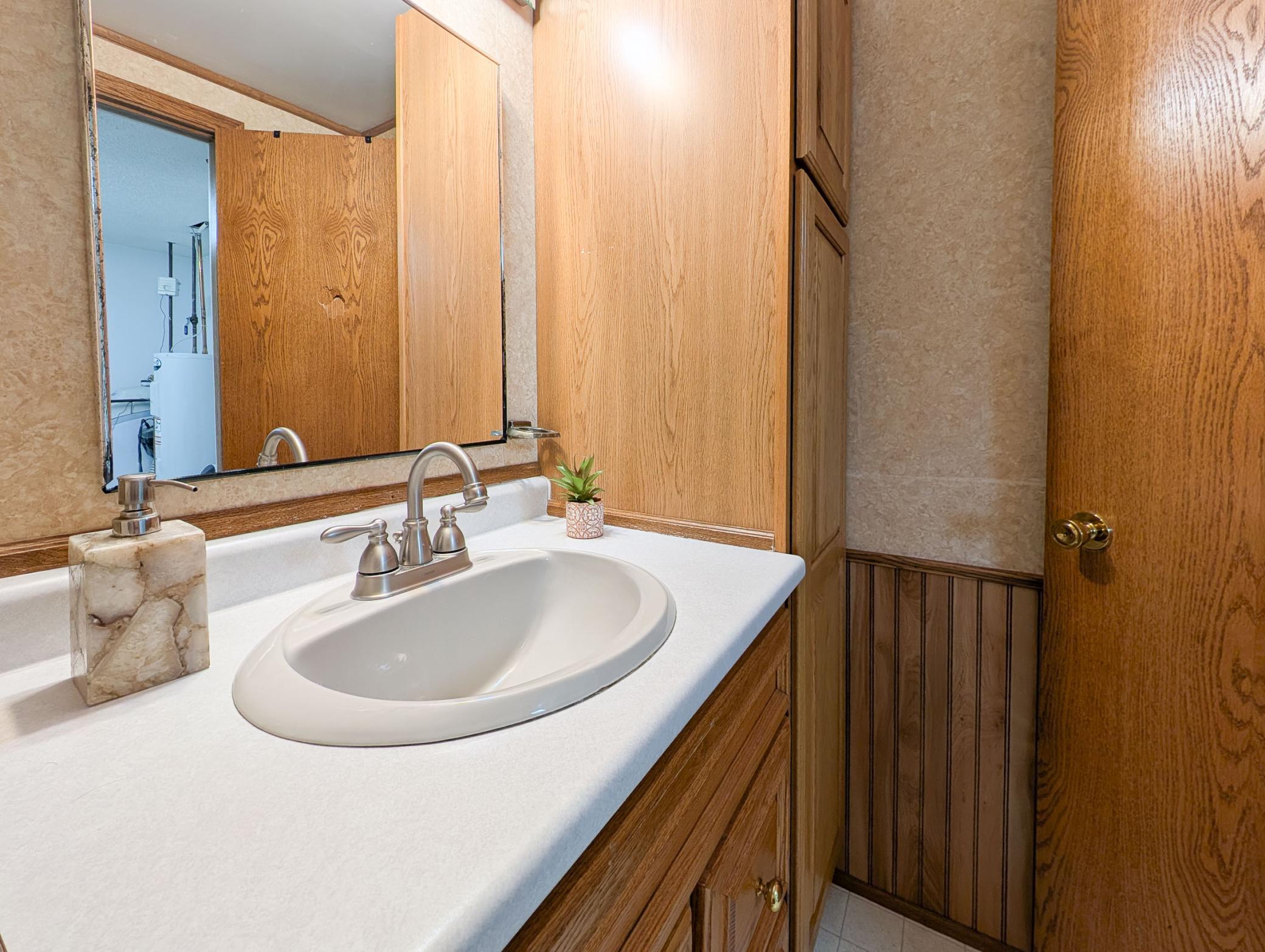 L2P058-1918 5th Ave E West Fargo.jpg