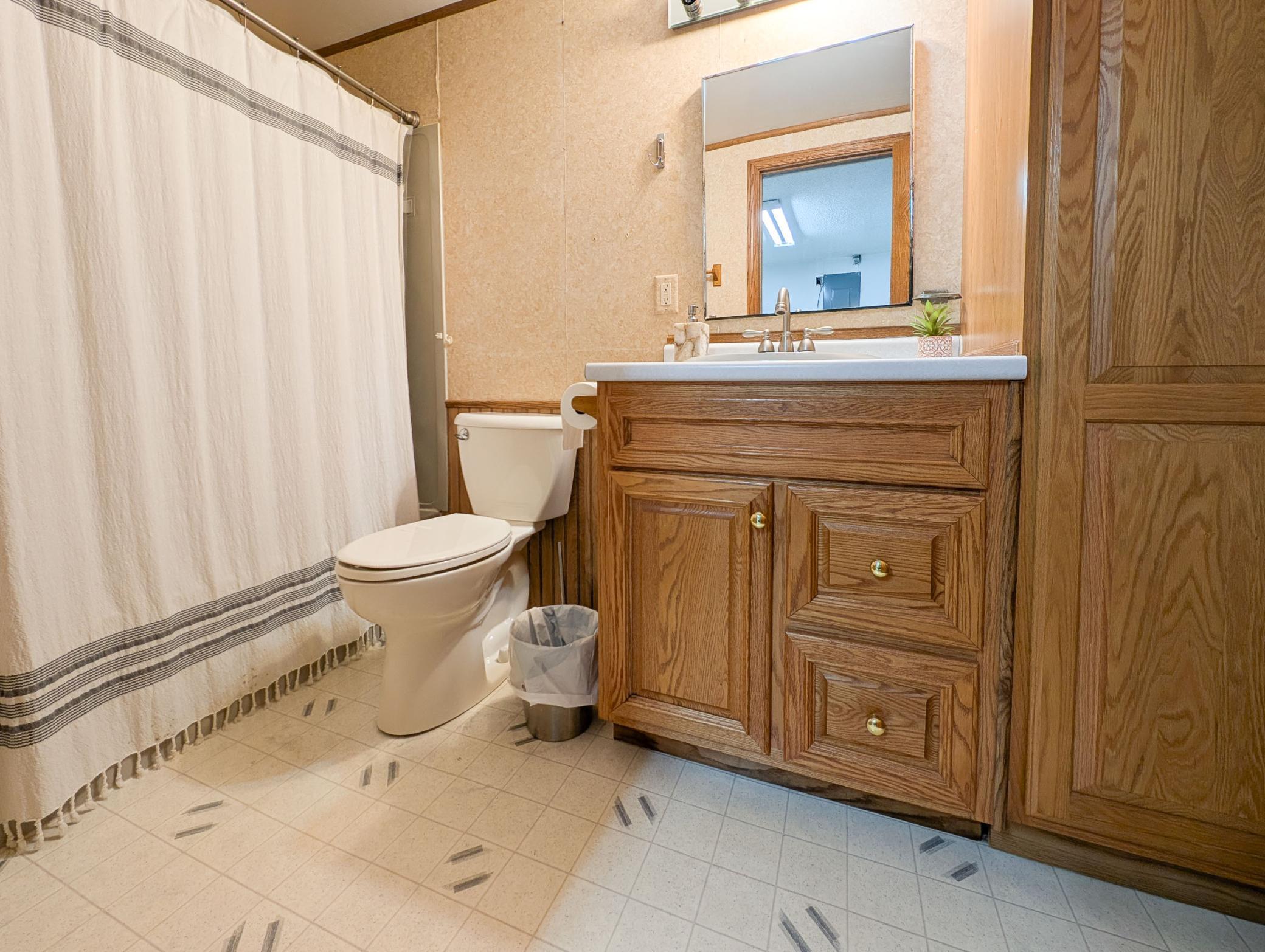 L2P057-1918 5th Ave E West Fargo.jpg