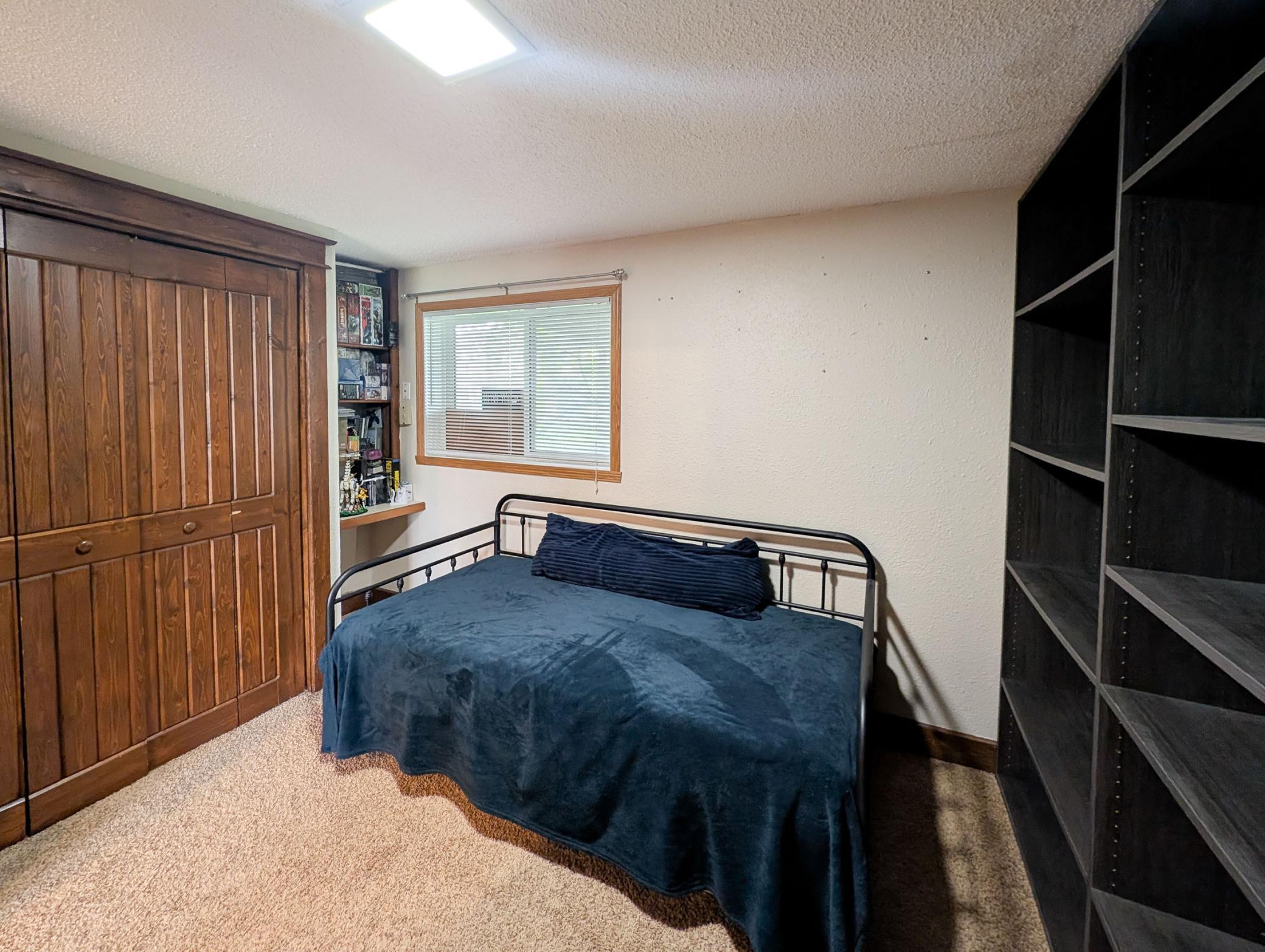 L2P049-1918 5th Ave E West Fargo.jpg