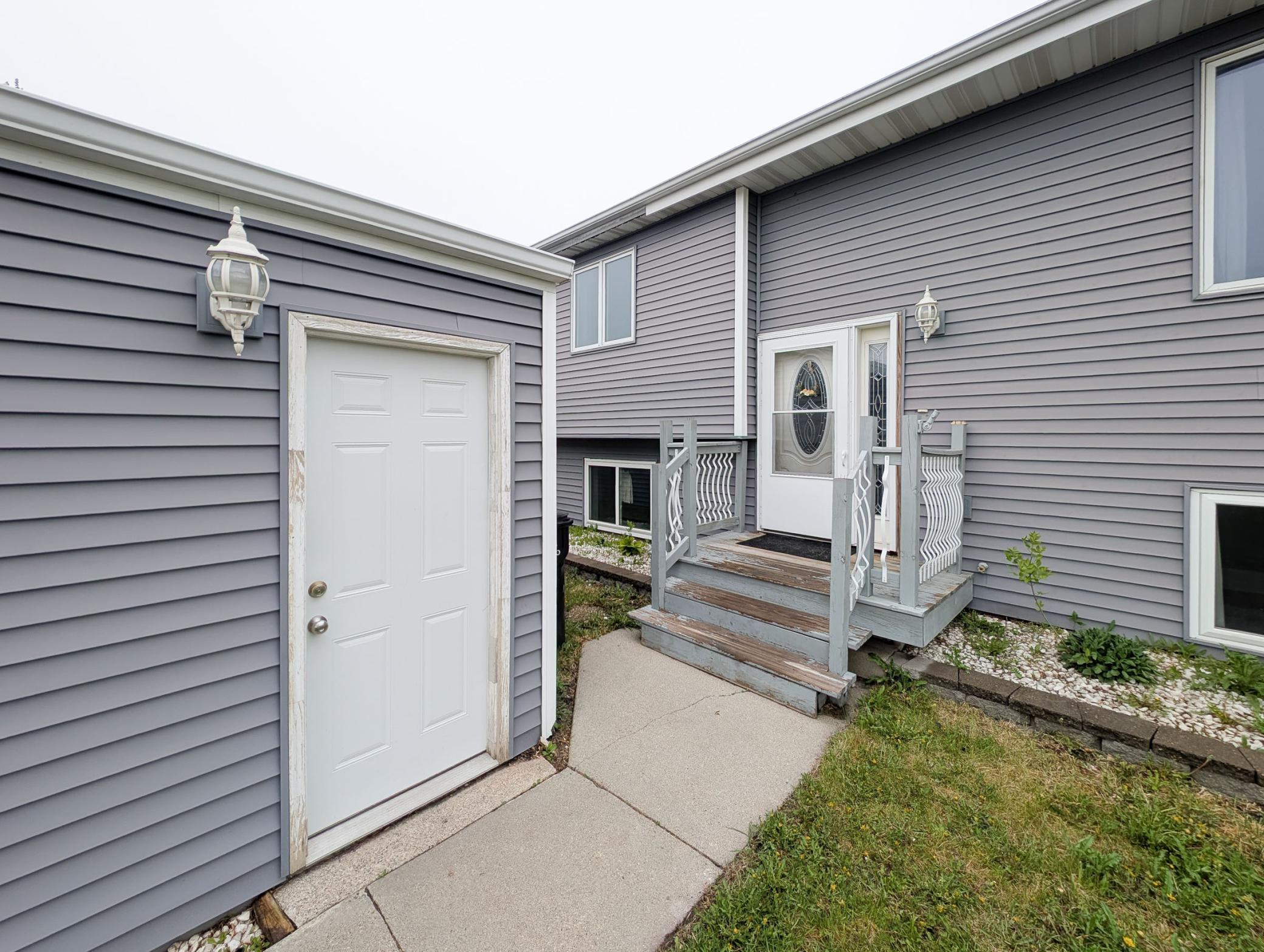L2P006-1918 5th Ave E West Fargo.jpg