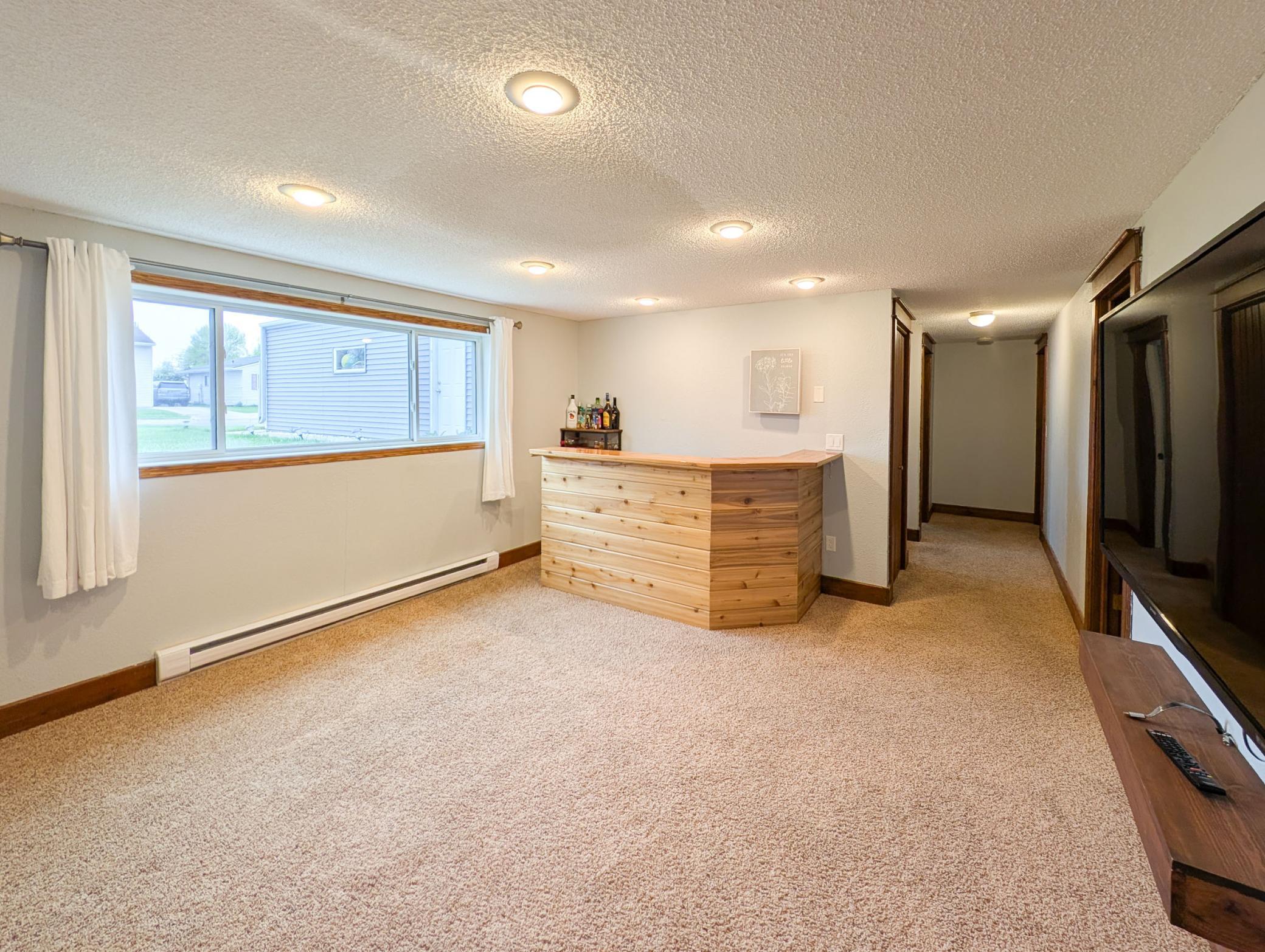 L2P046-1918 5th Ave E West Fargo.jpg