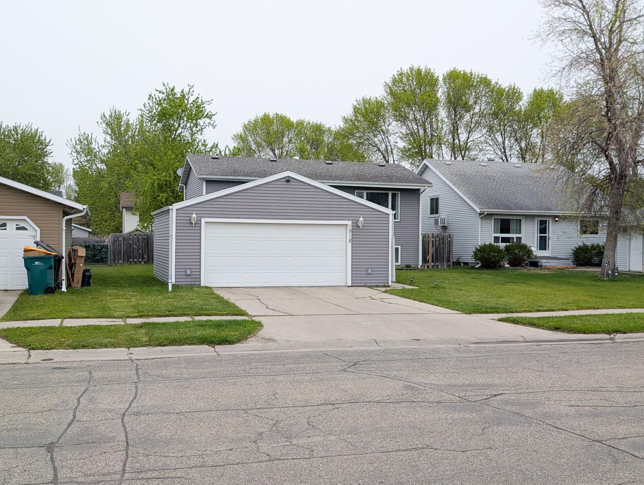 L2P007-1918 5th Ave E West Fargo.jpg