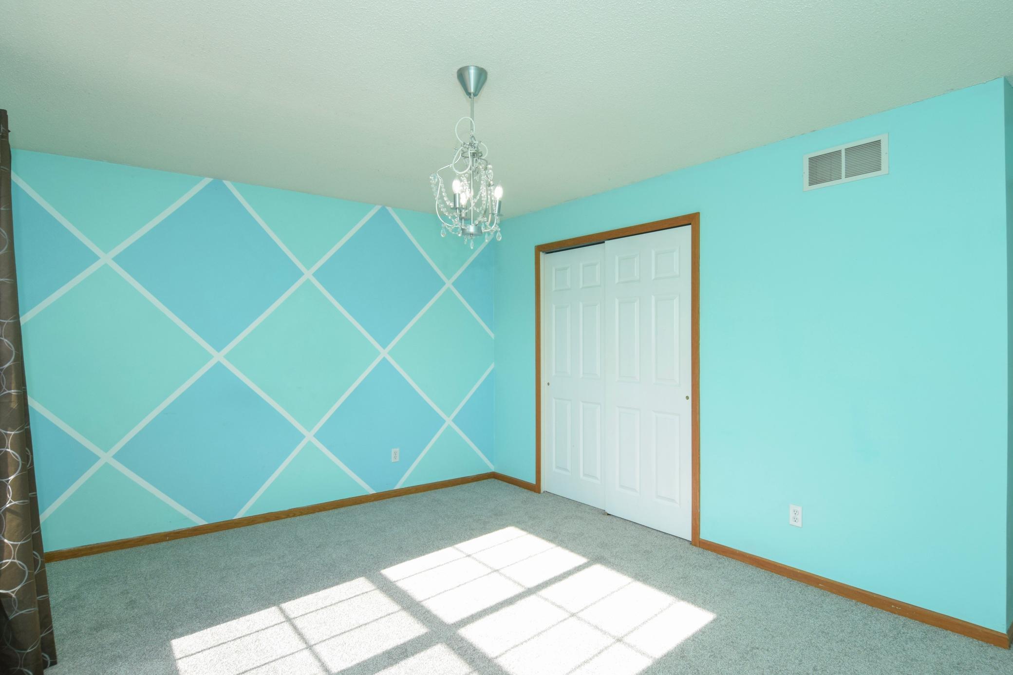 7559 derby Large Bedroom 2 with artistic wall.jpg