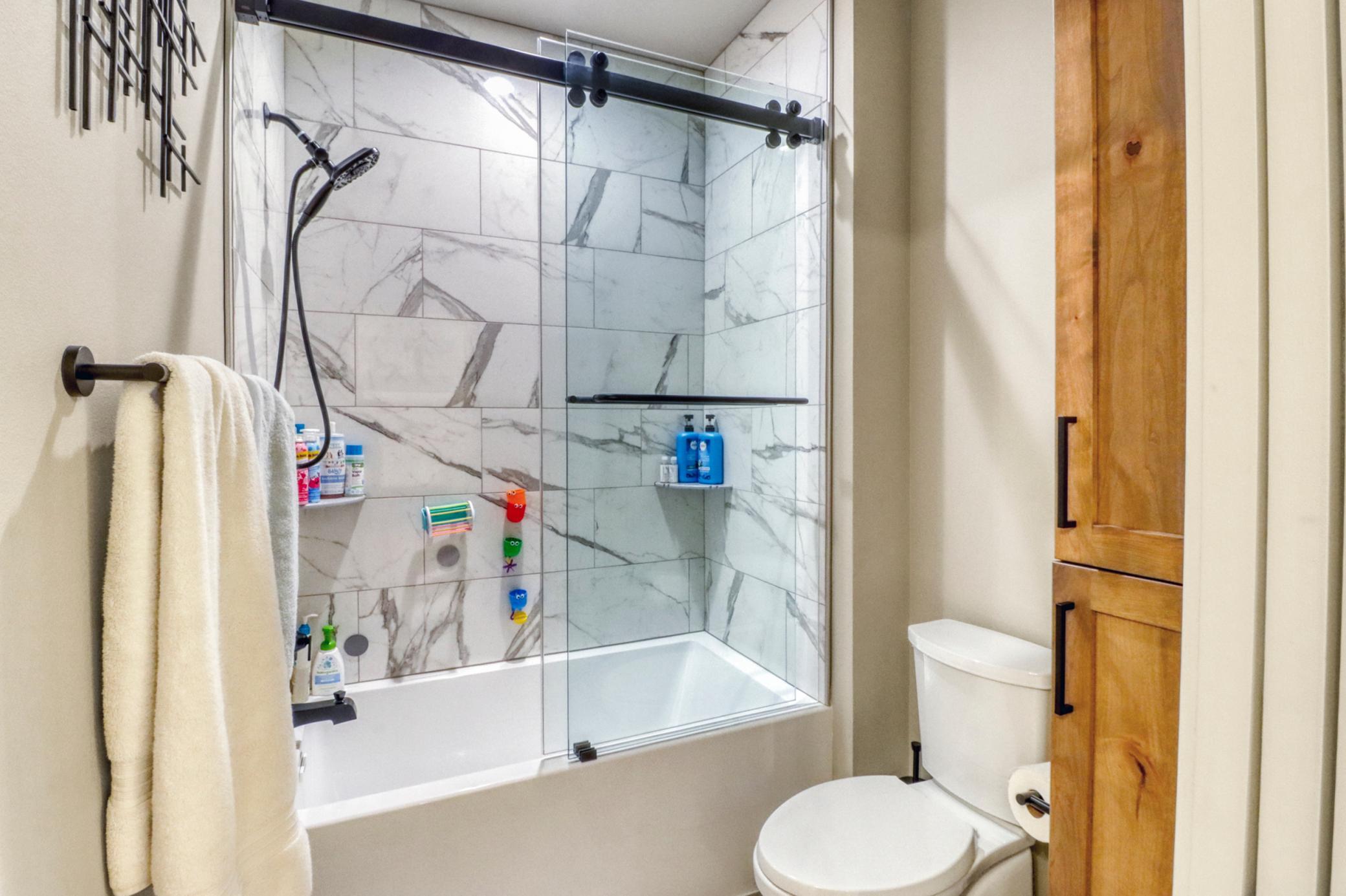 Bathroom1_2.JPG