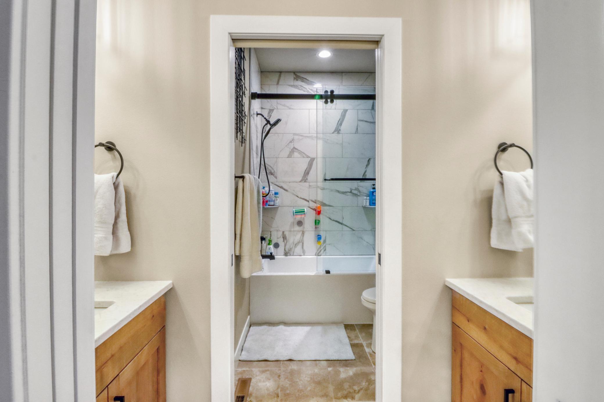 Bathroom1_1.JPG
