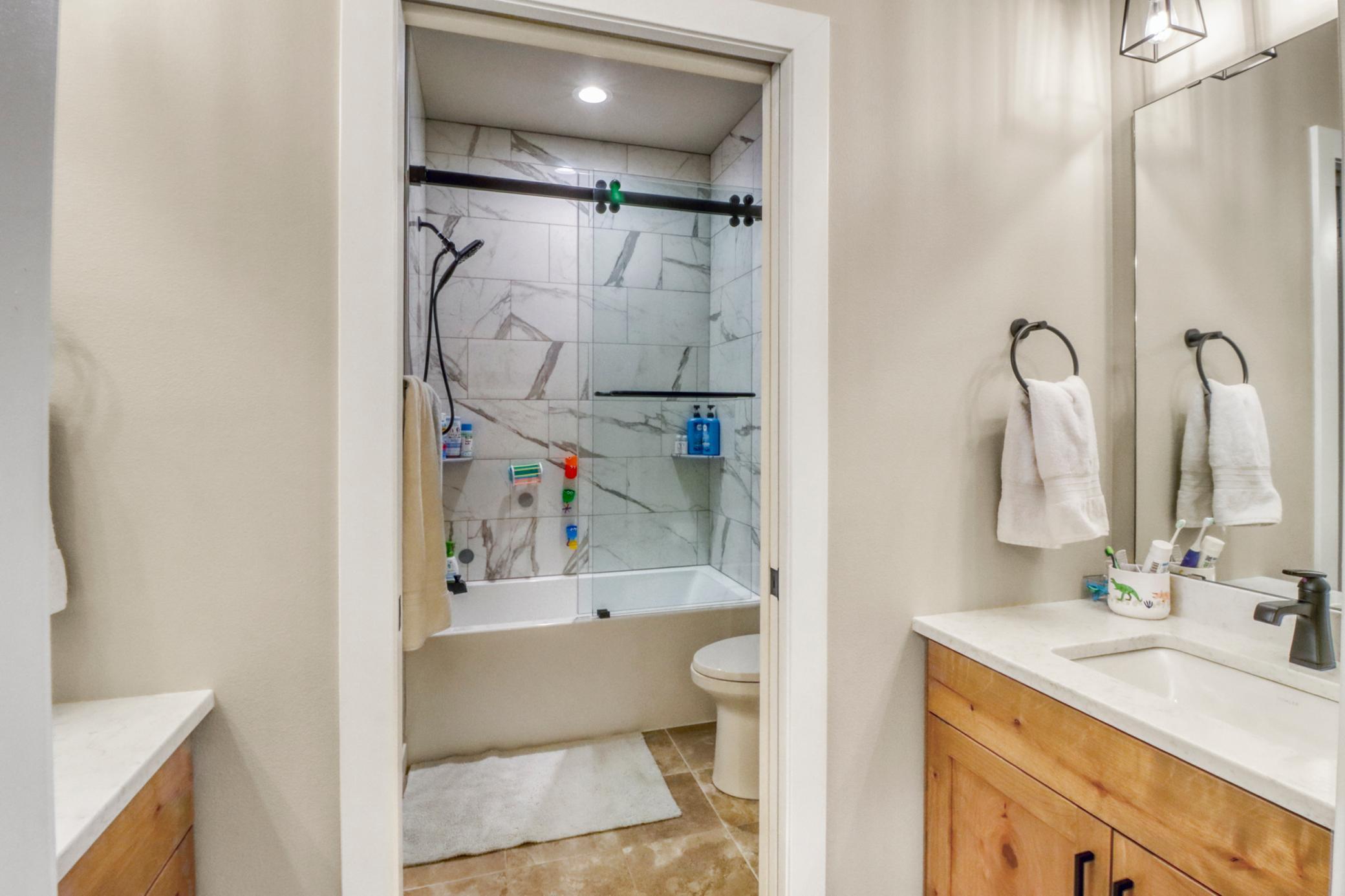Bathroom1_0.JPG