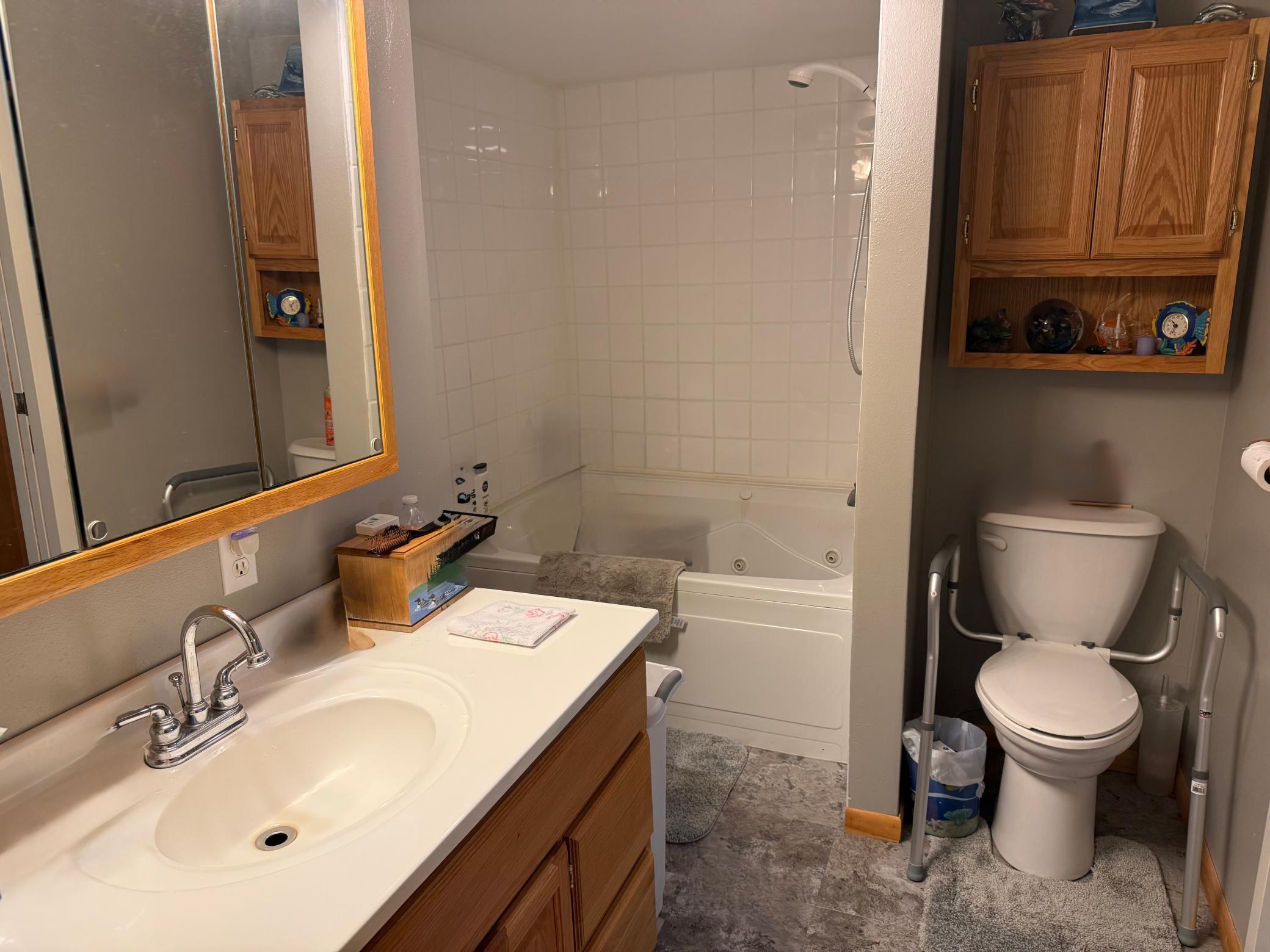 Bath w/whirlpool tub