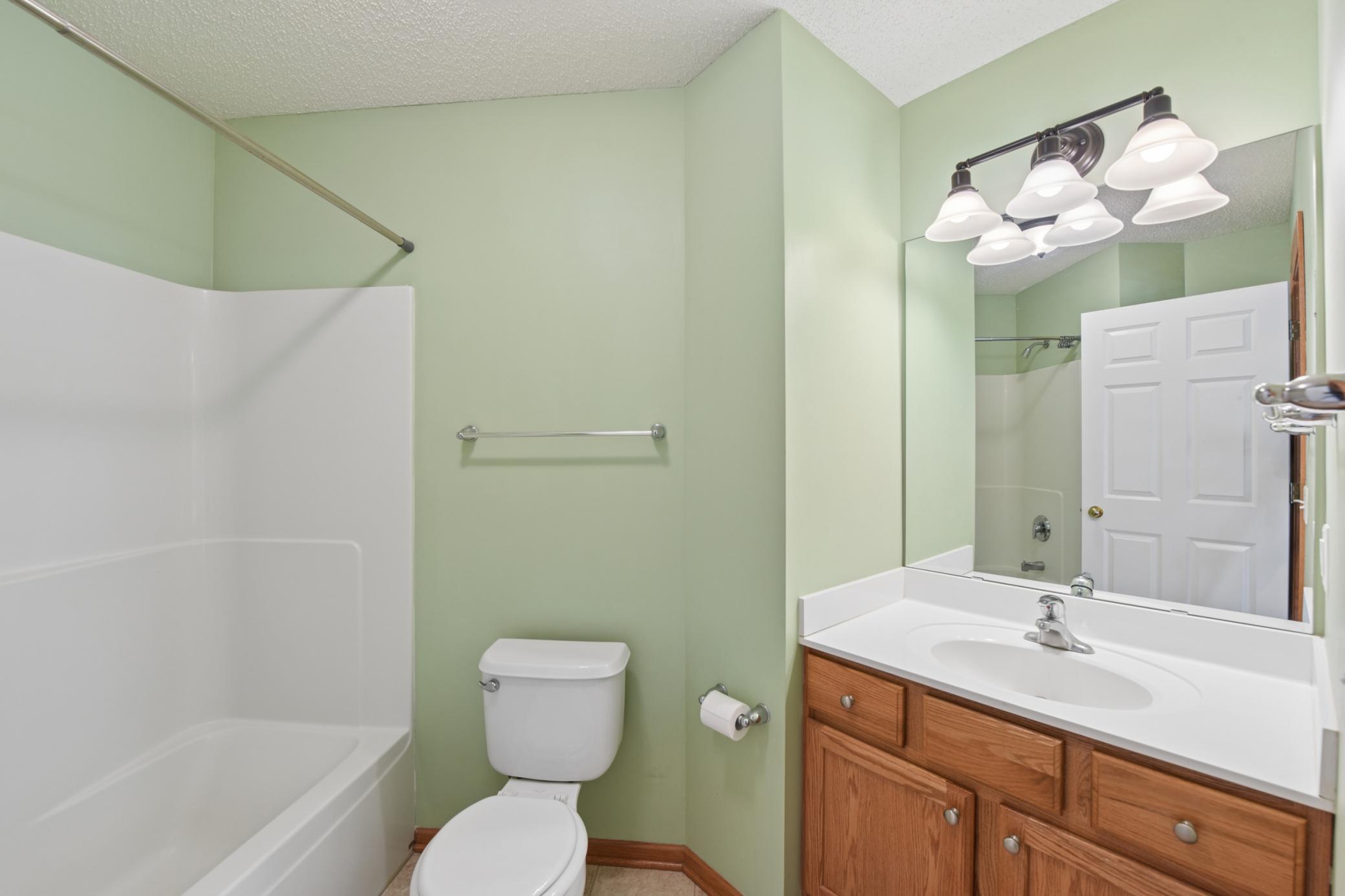 2489 Dawes Place #D - Upstairs full bath