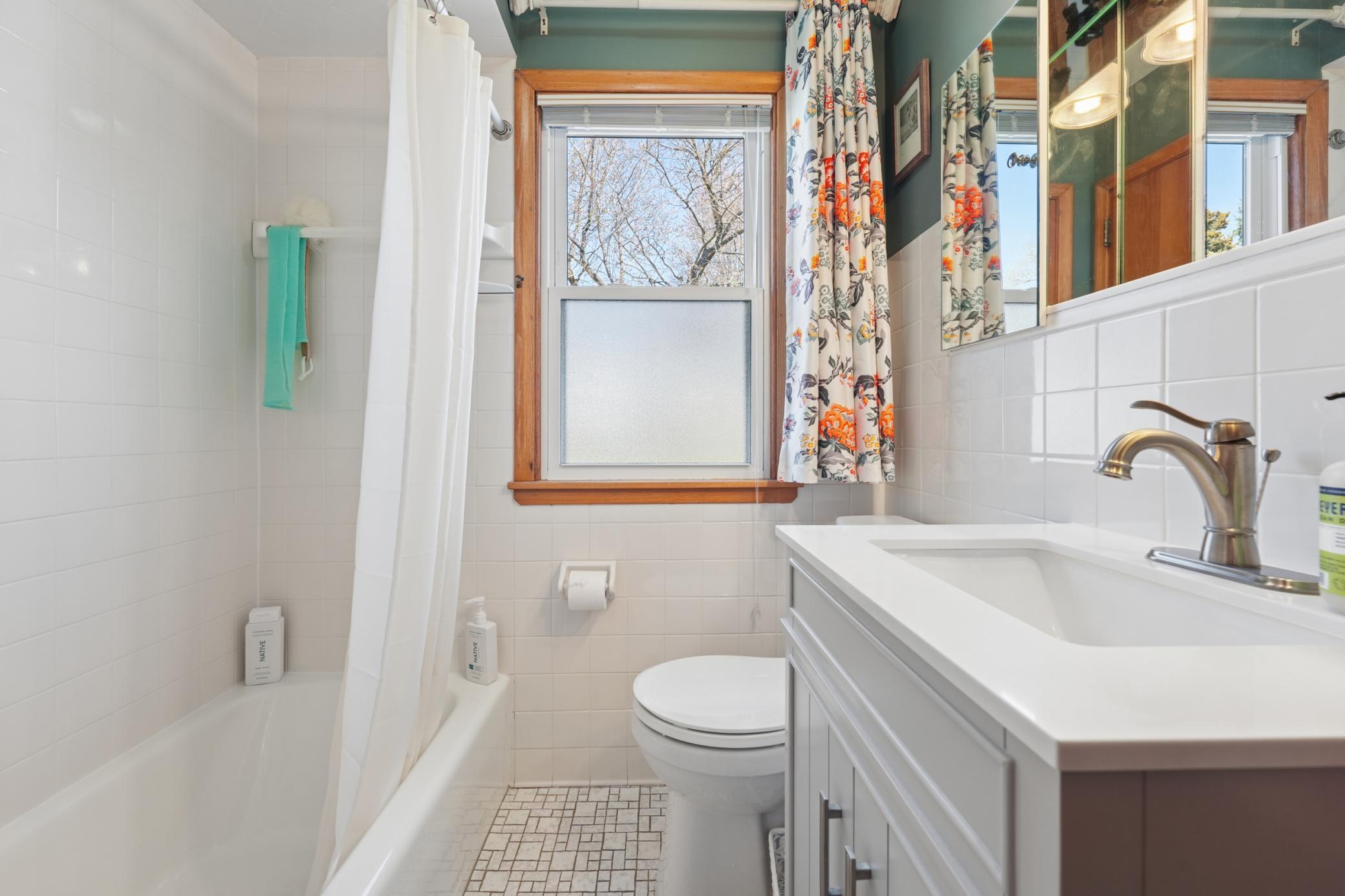Charming full bathroom