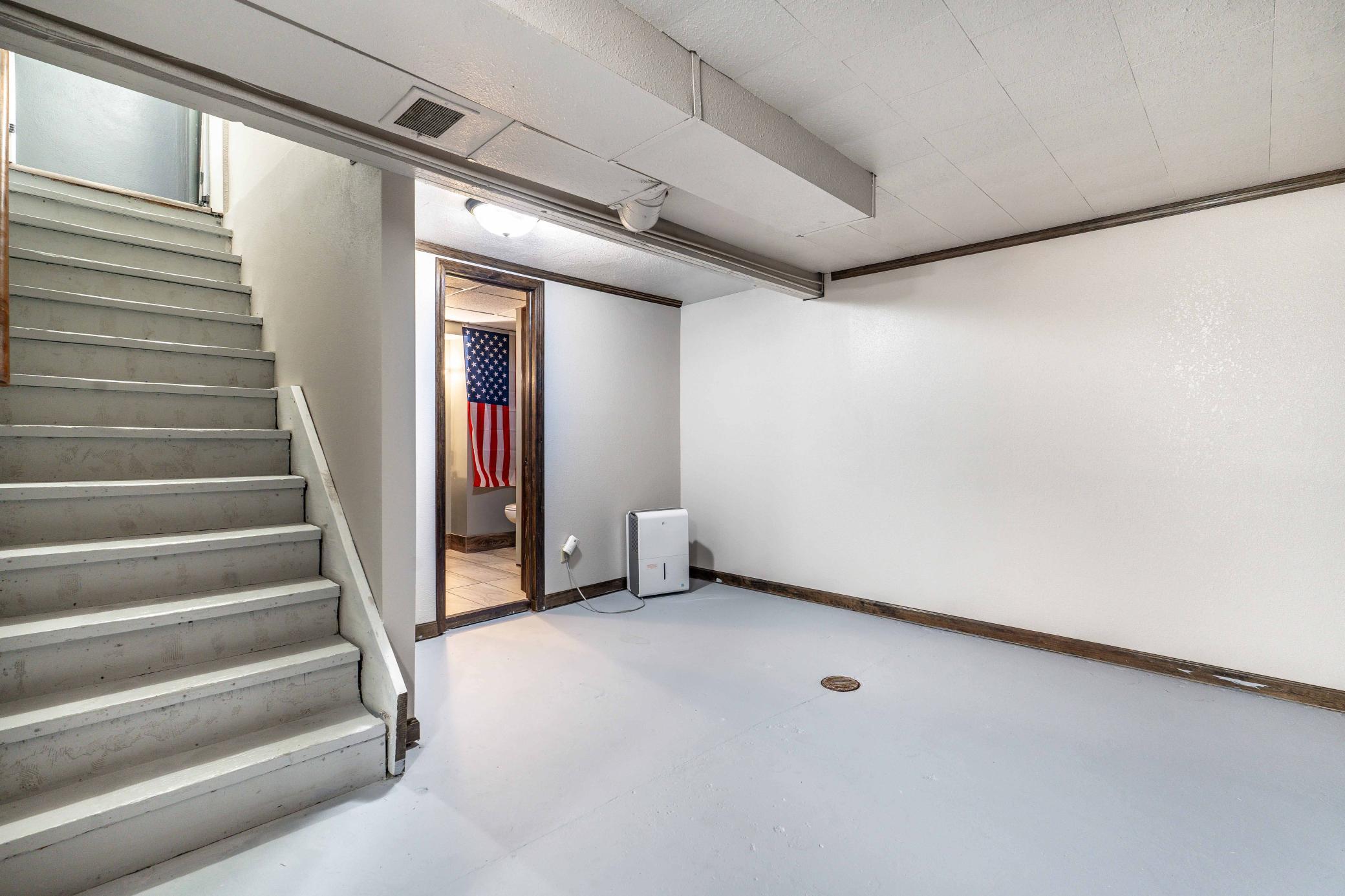 1119 N Lake St FF-223.jpg