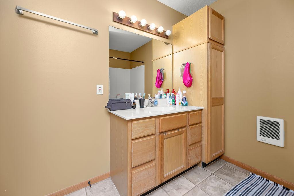 Full Bathroom w/ good storage & linen cabinet