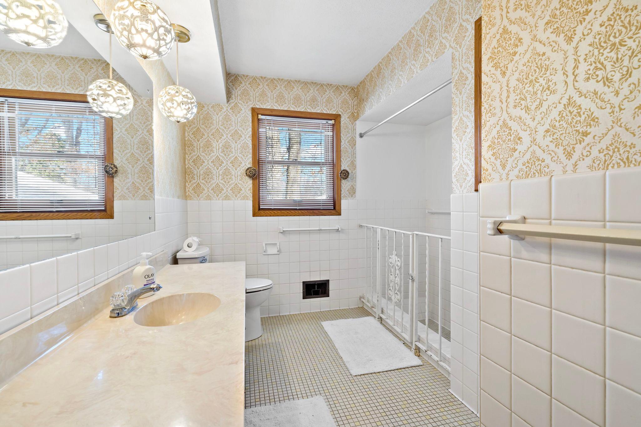 Upper level full bath with gorgeous tile flooring.