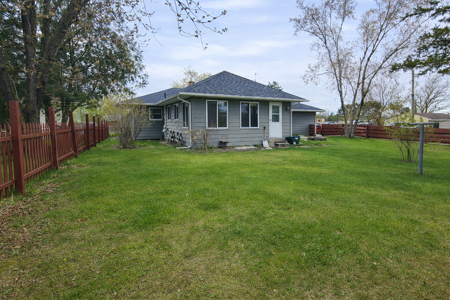 Large Fenced yard