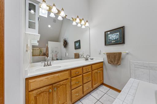 34 main bathroom.jpg