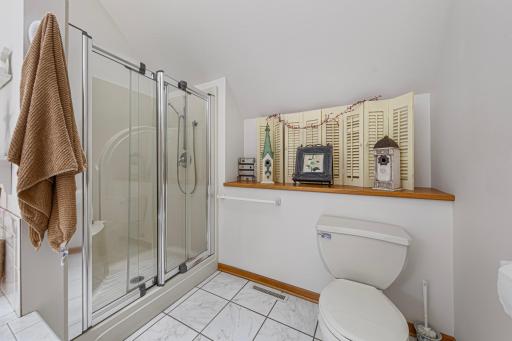 36 main bathroom.jpg