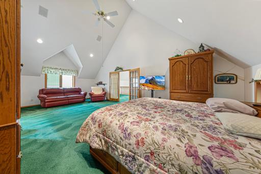 32 main bedroom.jpg
