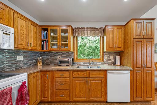 18 kitchen.jpg
