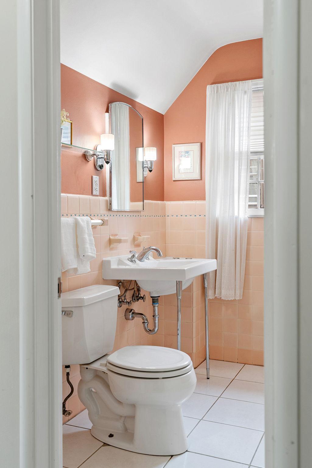 The upper level full bath has been meticulously maintained
