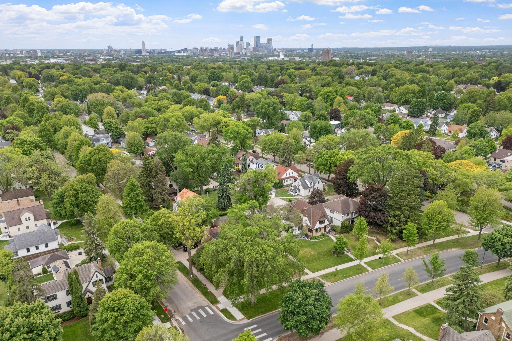 Close to either downtown and local restaurants and coffee shops