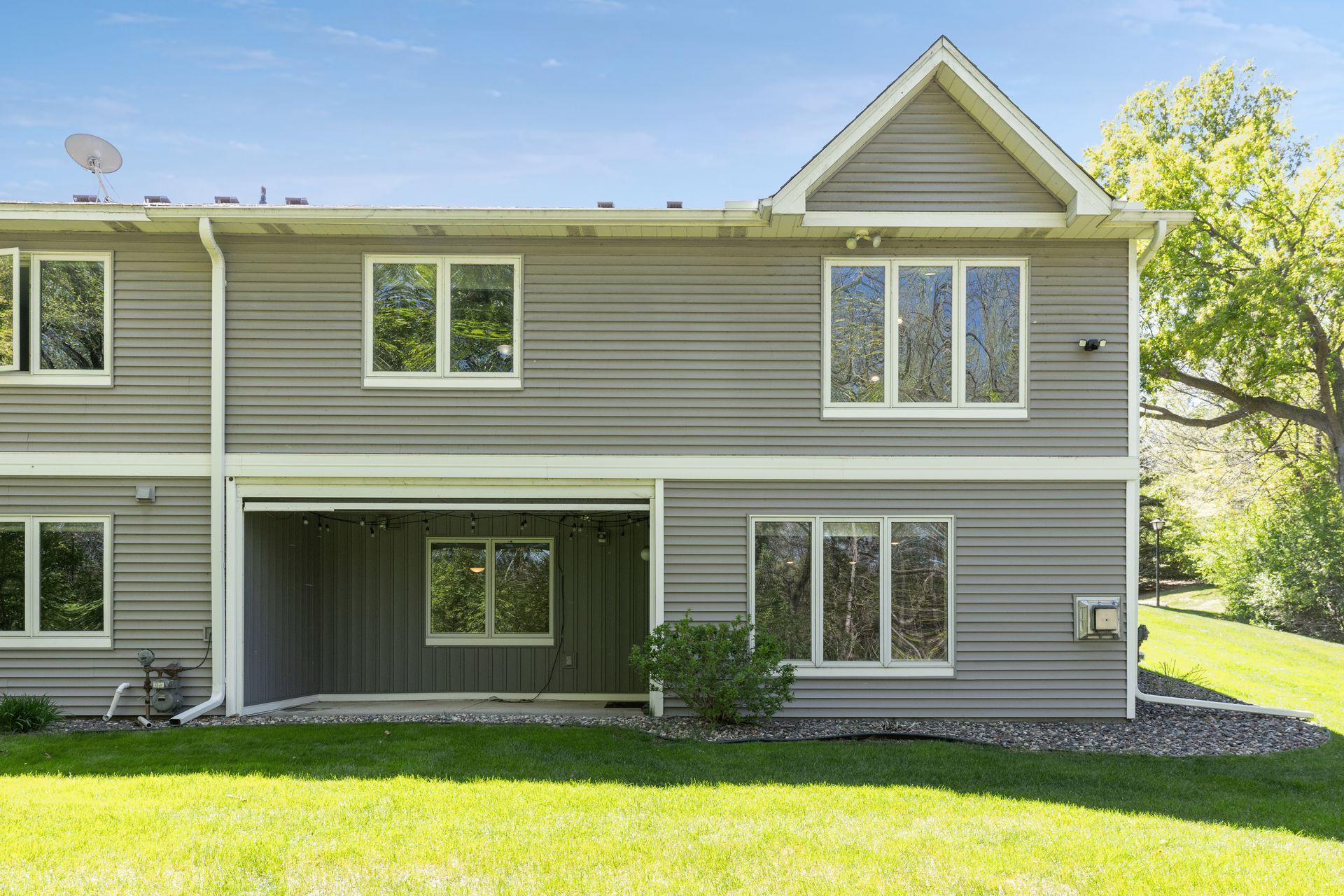 Patio includes a retractable electric screen!
