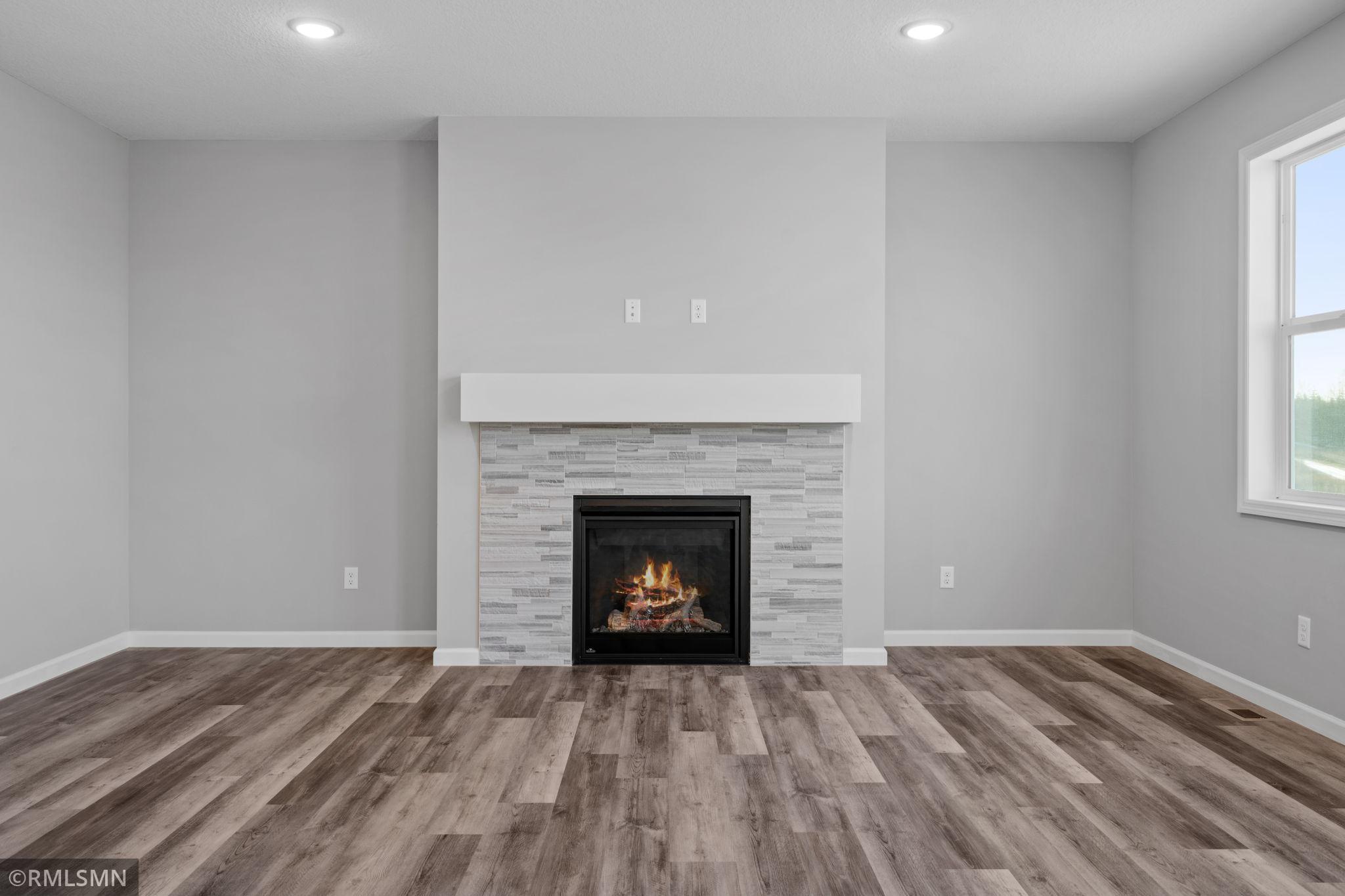MODEL PHOTOS. PHOTOS OF PREVIOUSLY FINISHED HOME.