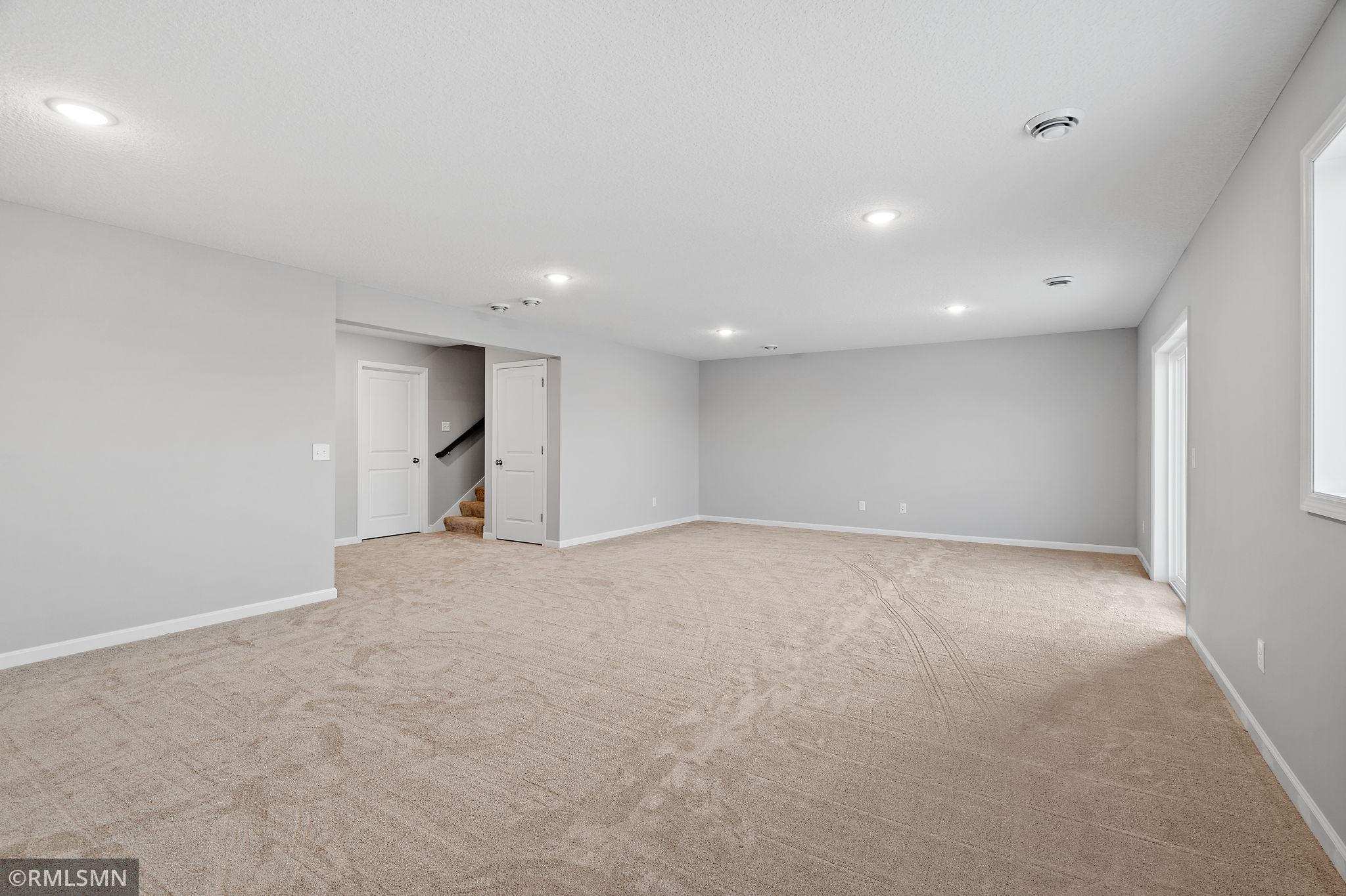 MODEL PHOTOS. PHOTOS OF PREVIOUSLY FINISHED HOME.