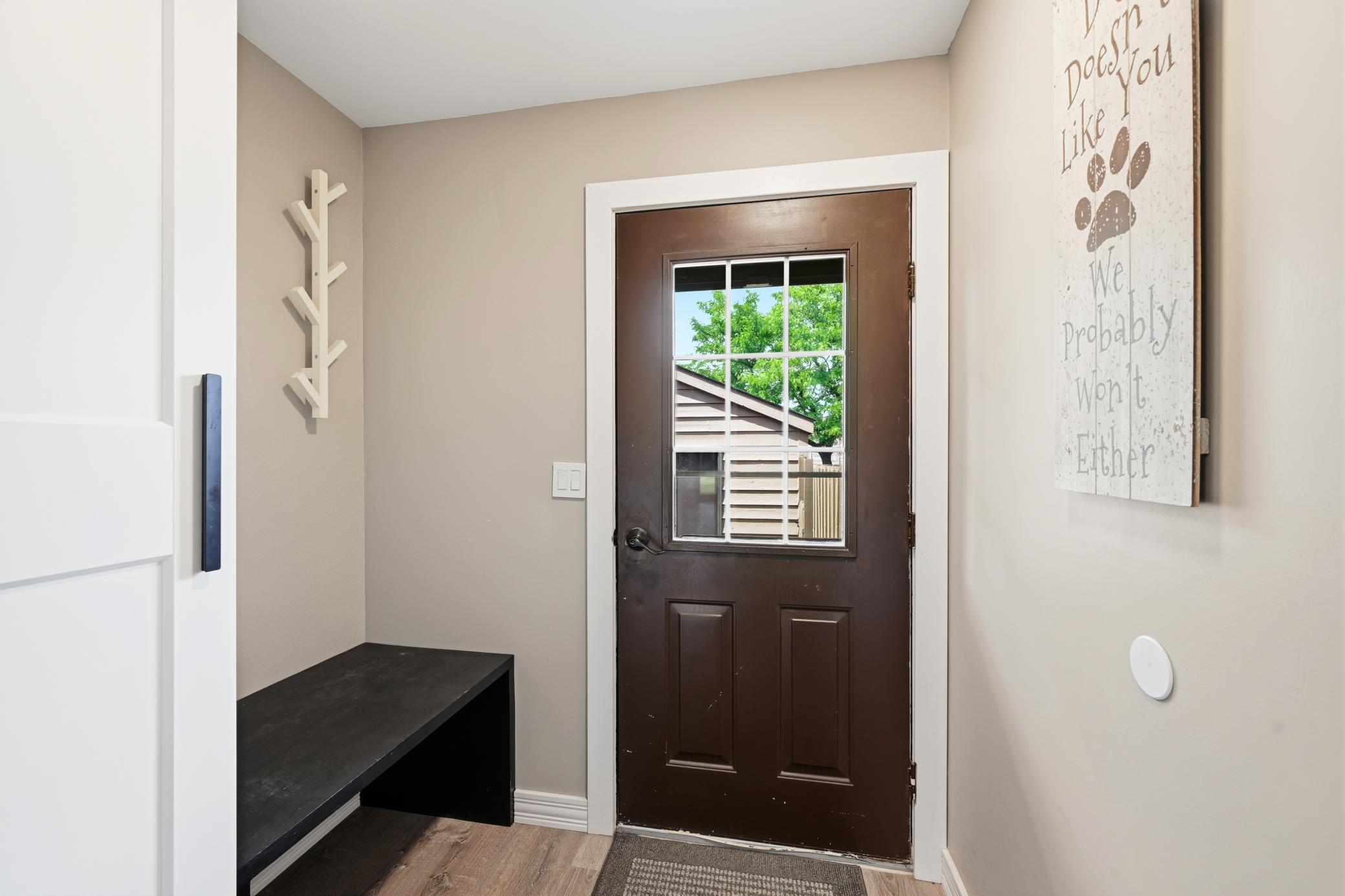 The entrance offers a bench and storage.