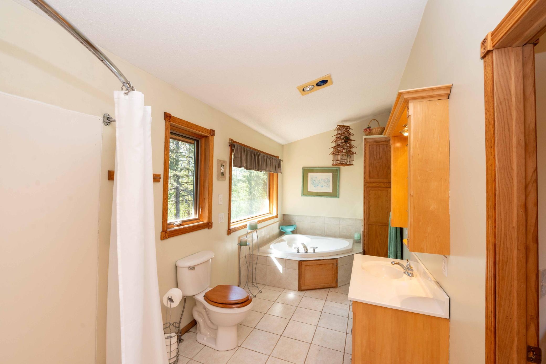 Upper Full bath jacuzzi