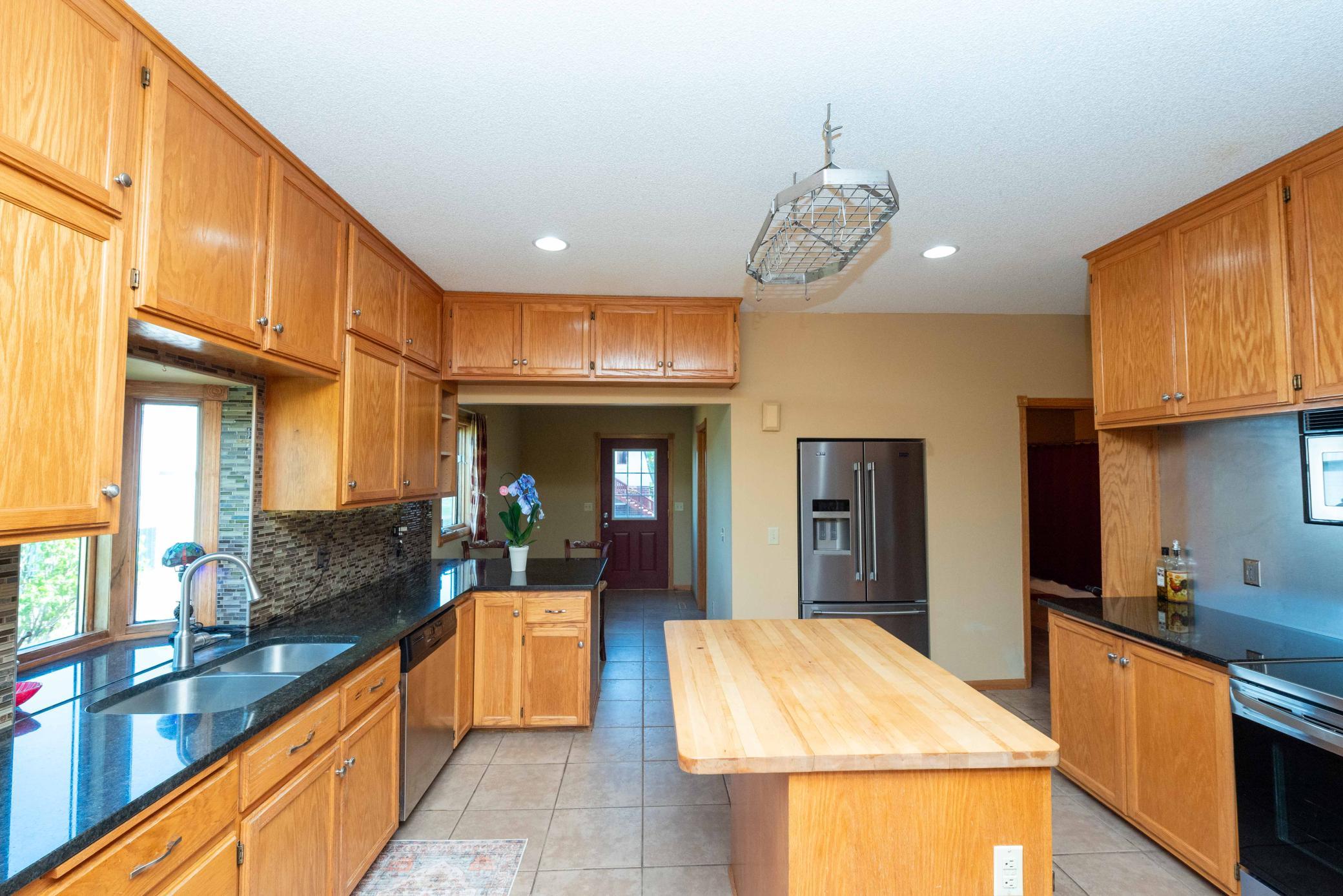 Main Floor Kitchen 9 ft ceilngs