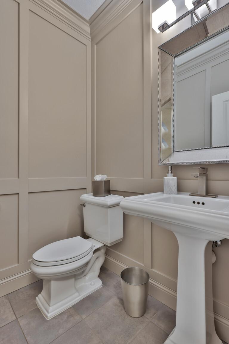Elegant 1/2 main bath