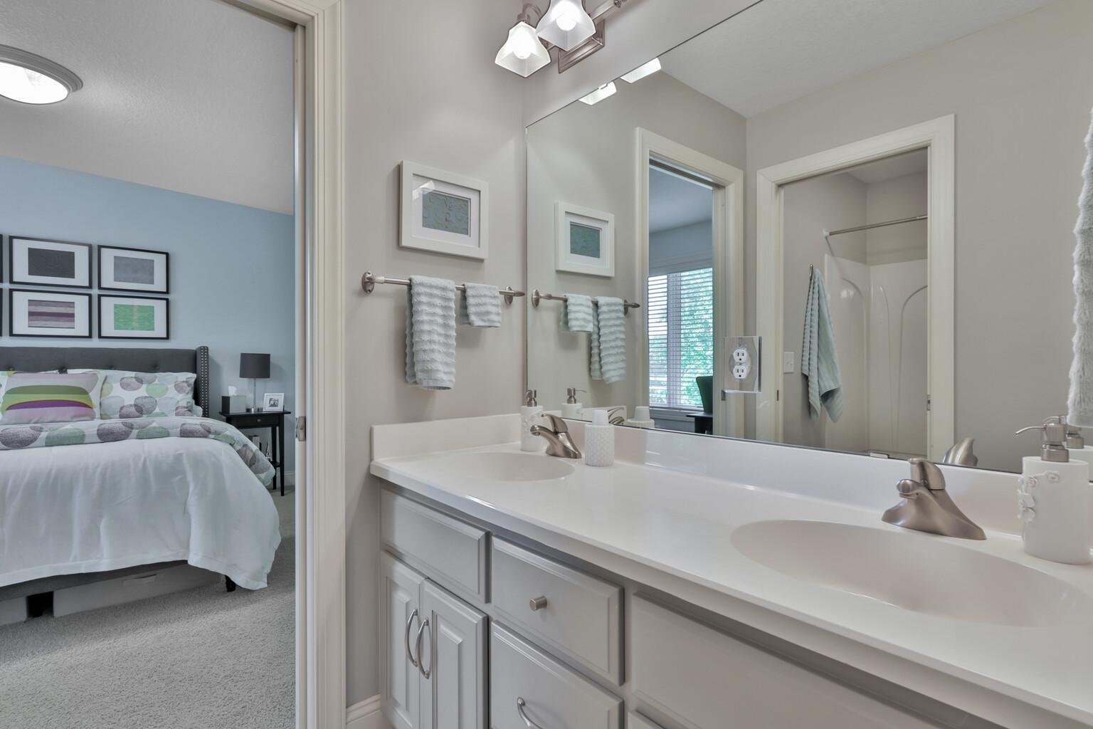 Jack & Jill full bathroom