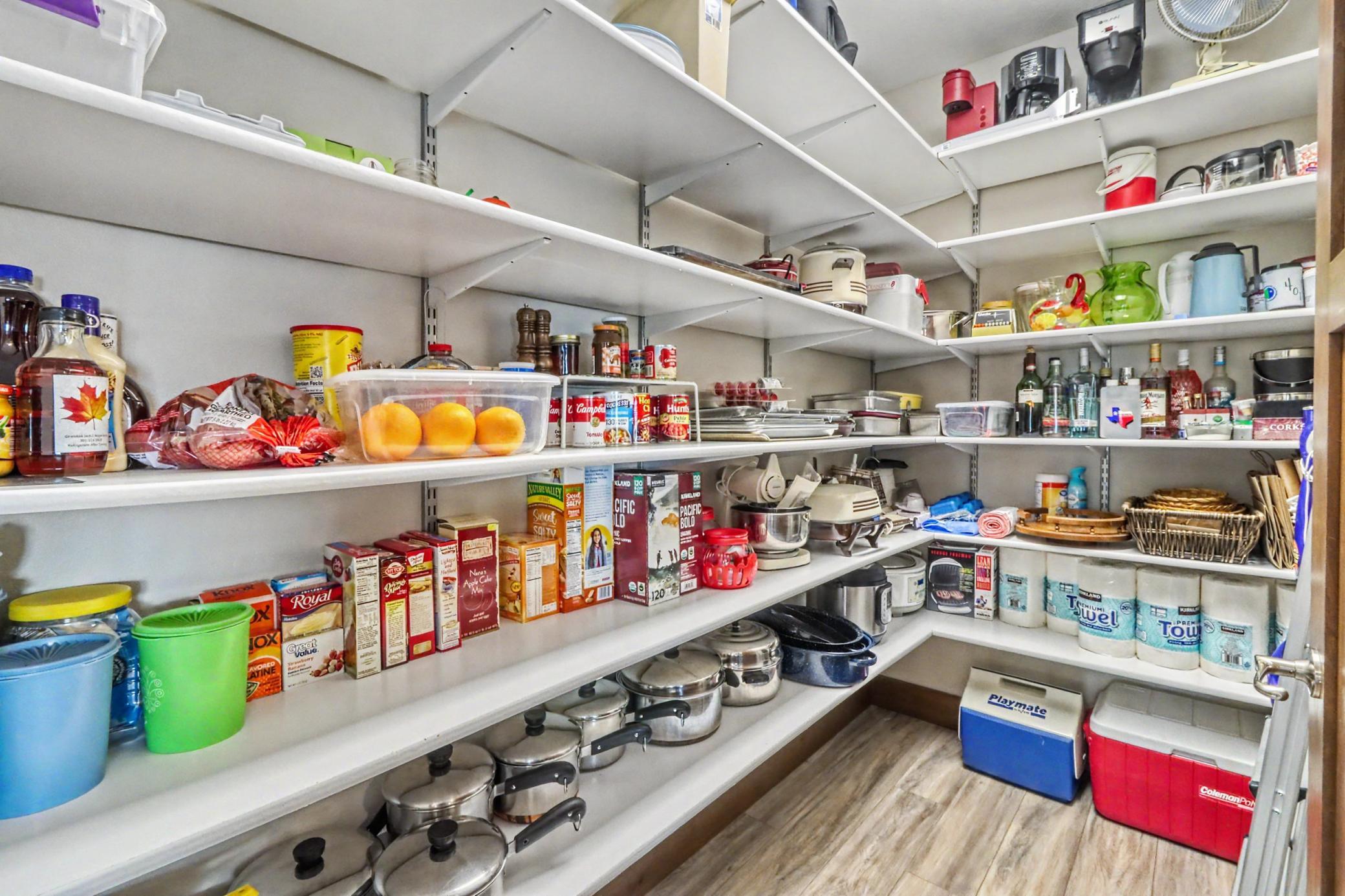 Kitchen_Pantry1_1-3264.jpeg