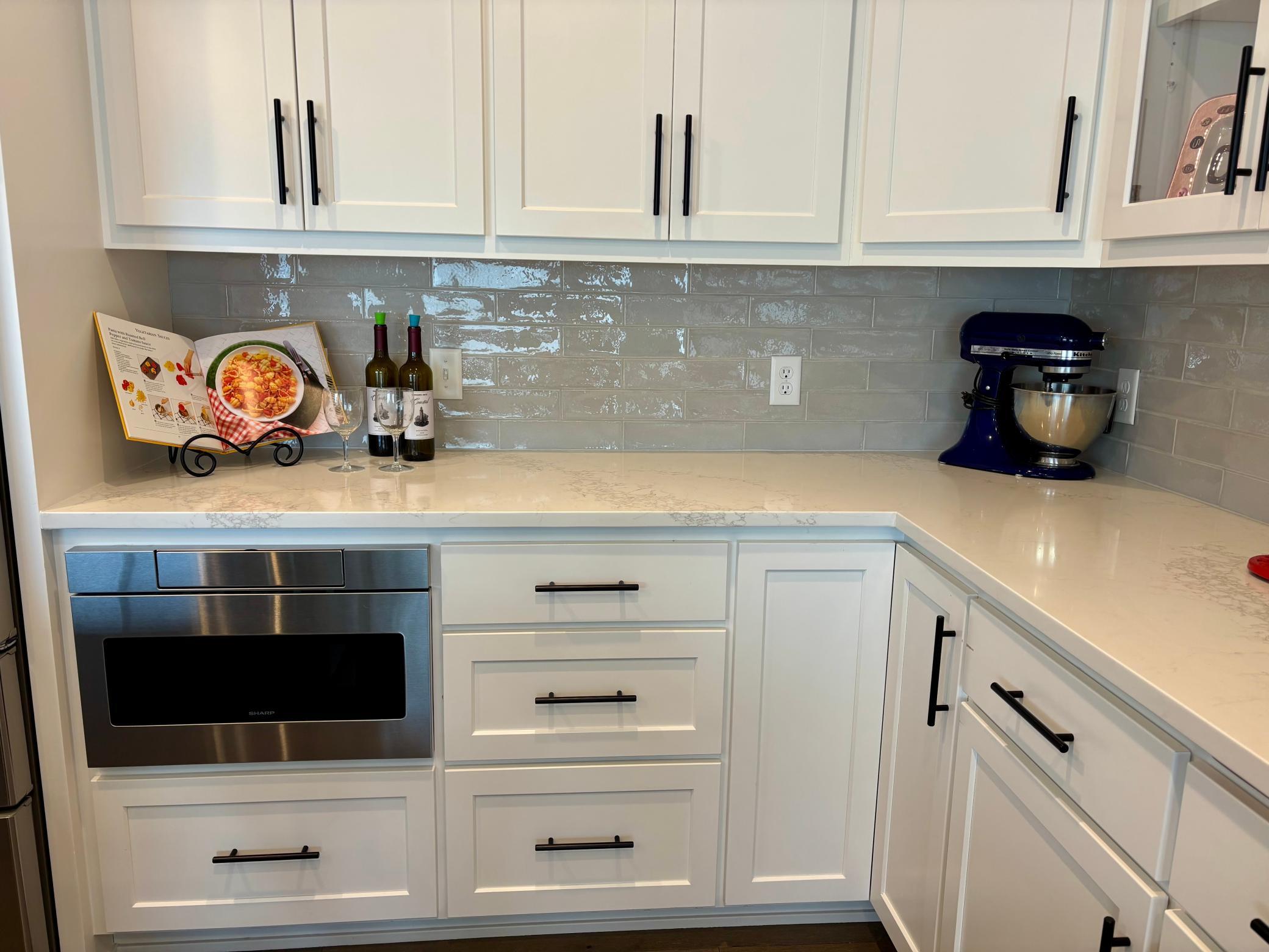 Kitchen features include built-in microwave drawer for seamless functionality!!