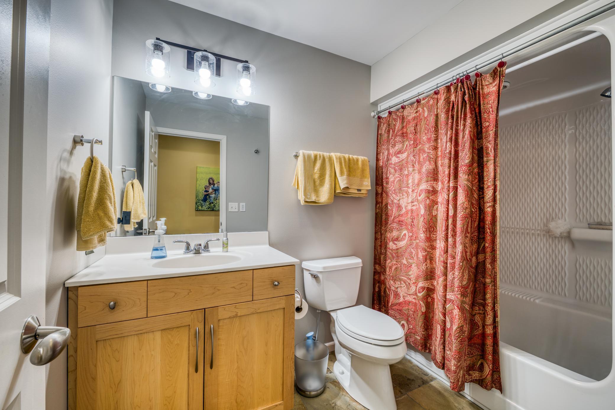 Upstairs Bath 1 Pic 1