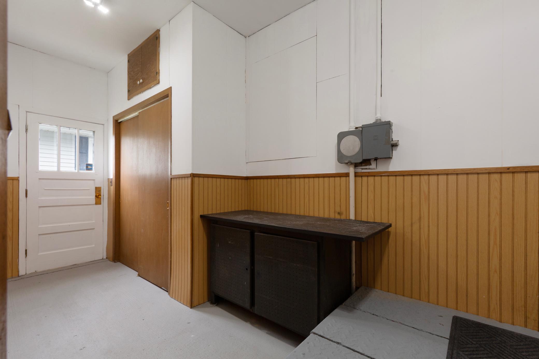 26 mudroom_side entry.jpg
