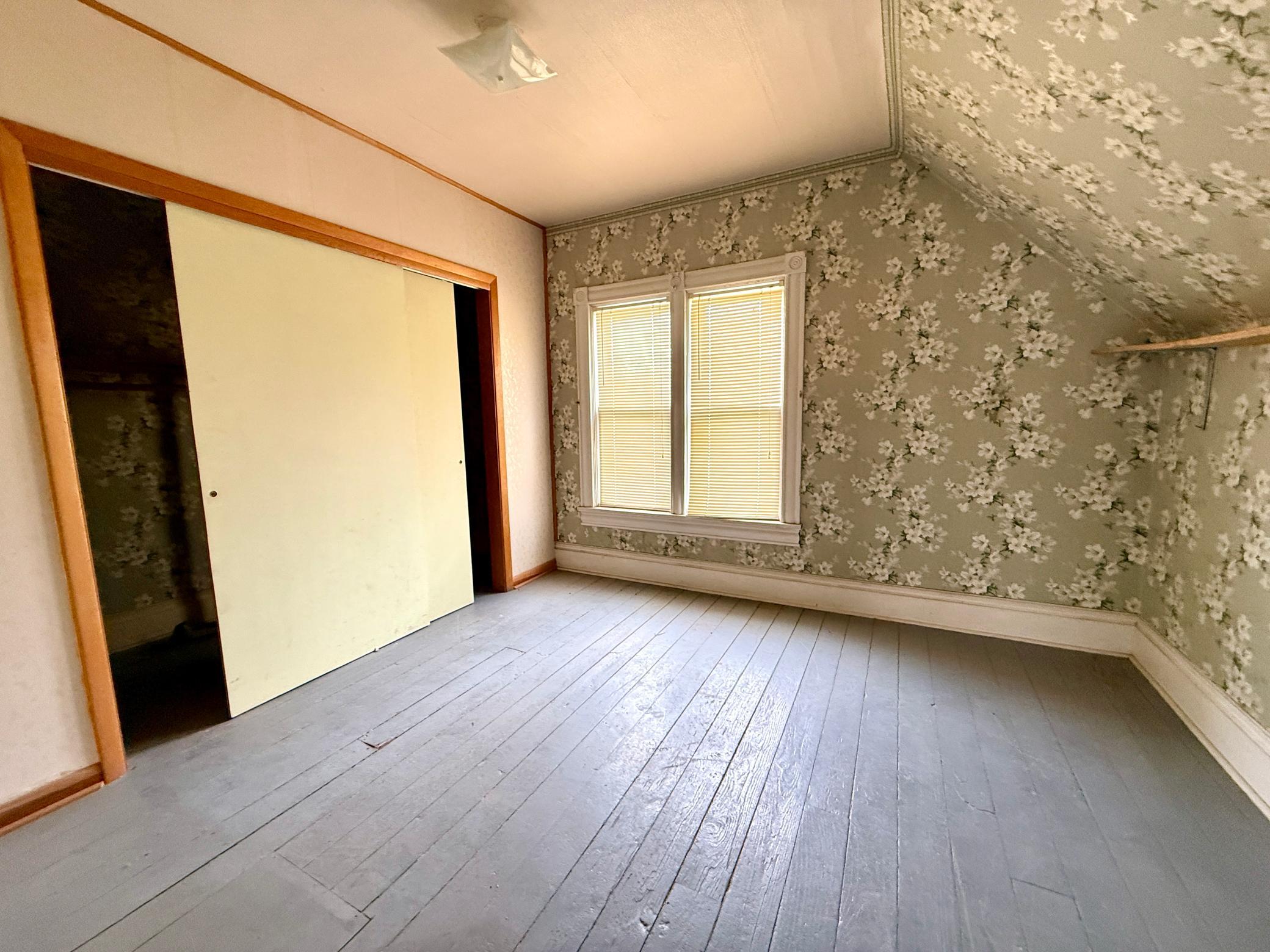 Bedroom 2 (Uptairs) w/ Large Closet