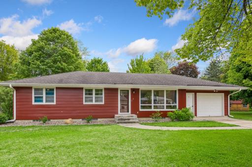 Charming mid century home and ultimate walk ability - golf course - pool and park a a short less than 5 minute walk