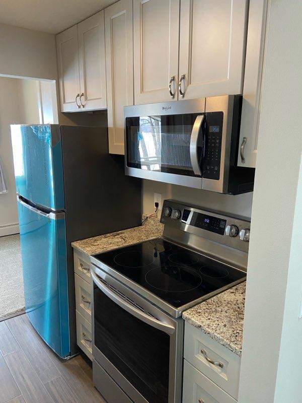 Near New Full Appliance Kitchen