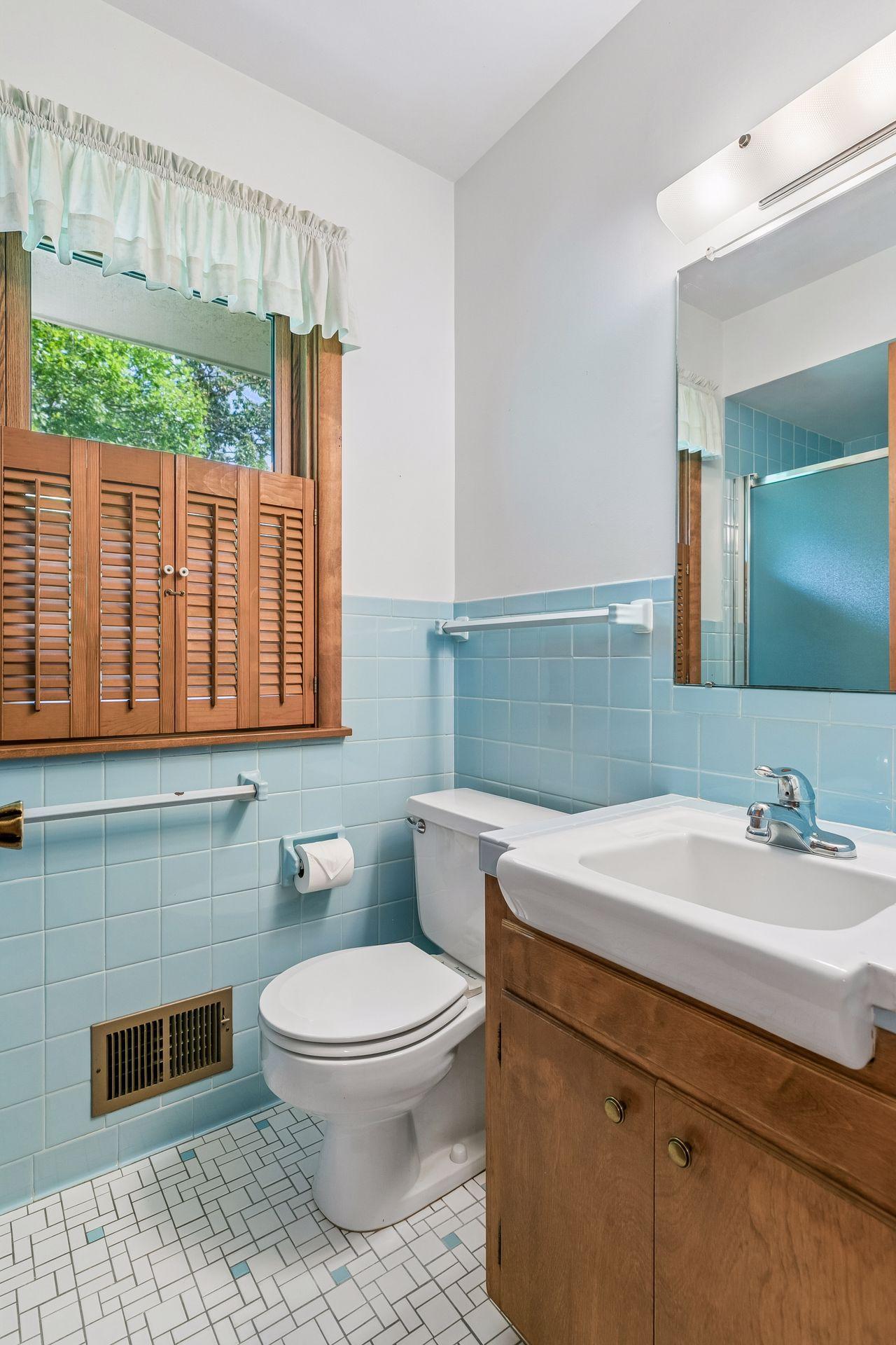 Upper Level - Primary 3/4 Bath