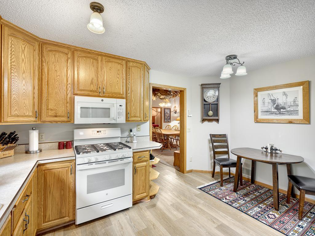 10 - Kitchen.jpg