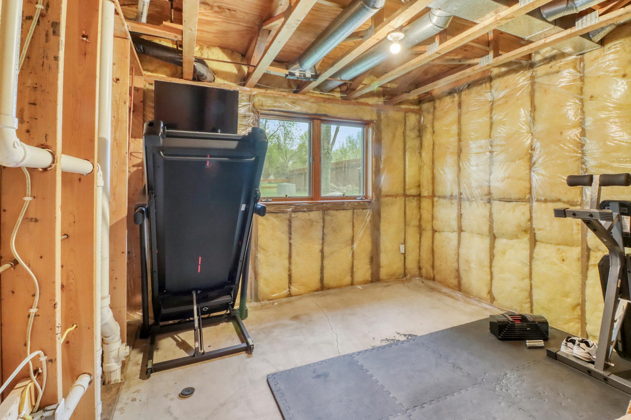 Basement Bedroom2_1.JPG