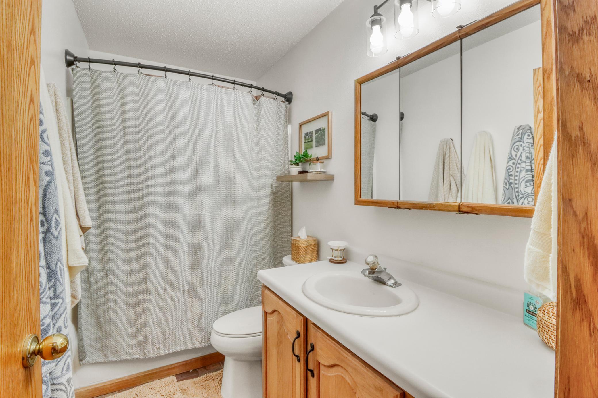 Bathroom1_1.JPG