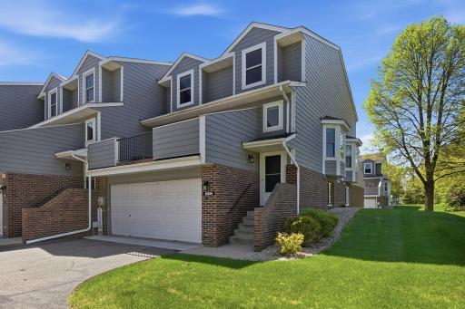 Welcome home! Spacious 3 BR/2 BA end-unit townhome in a prime Apple Valley location