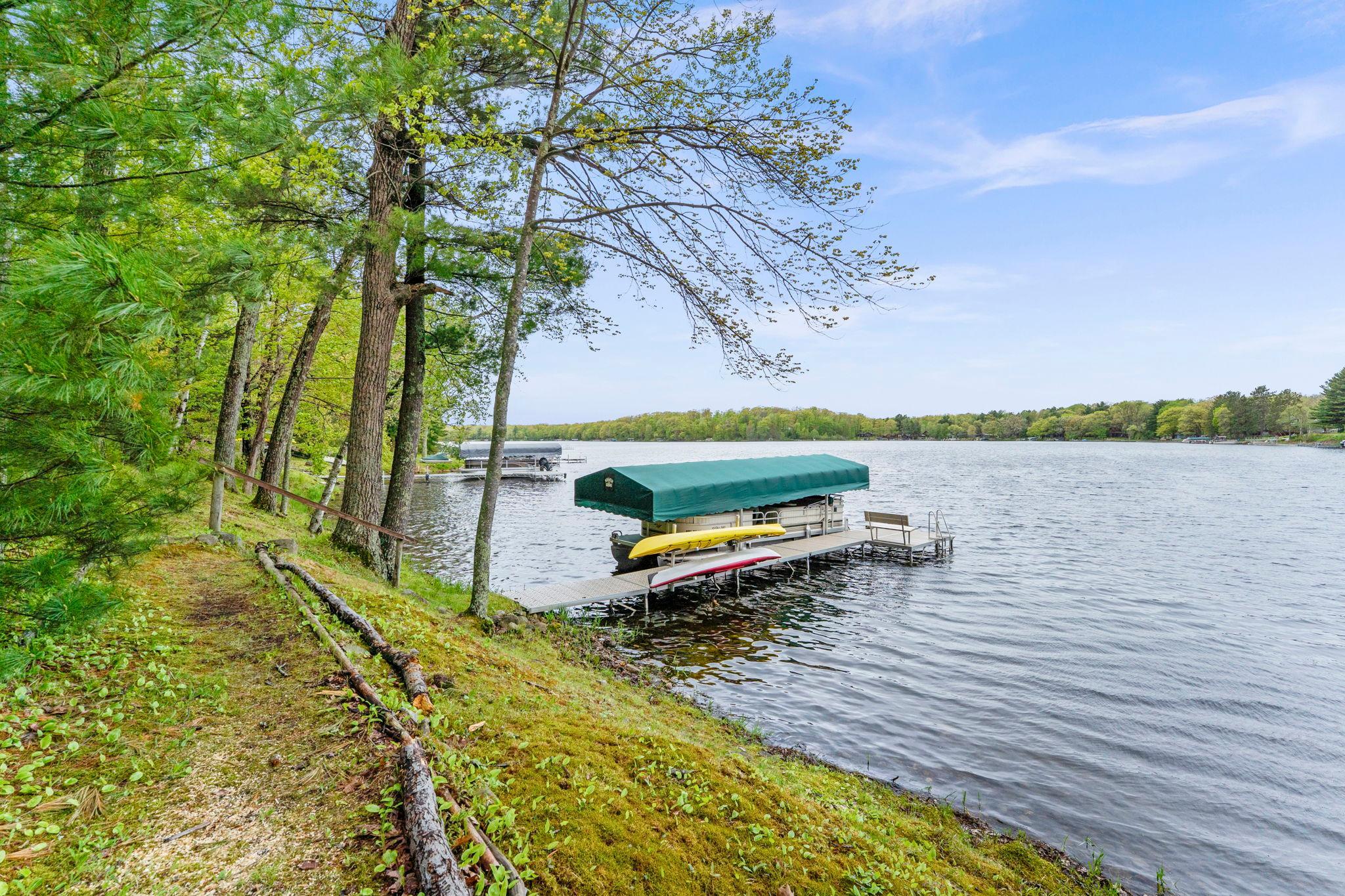 Pontoon & kayaks included!