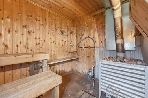 4781 Cedar Island Dr, Eveleth, MN 55734