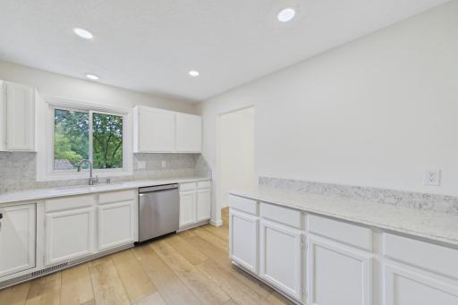 10460 Buckingham Drive, Eden Prairie, MN 55347