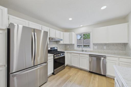 10460 Buckingham Drive, Eden Prairie, MN 55347